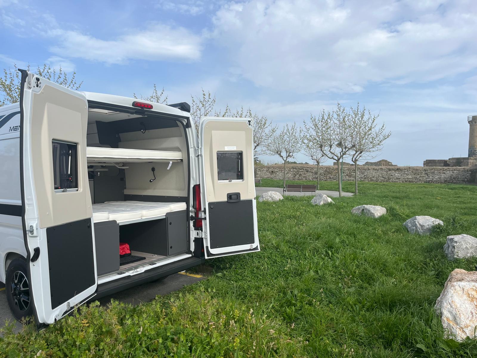 Camas traseras de la camper con puertas abiertas