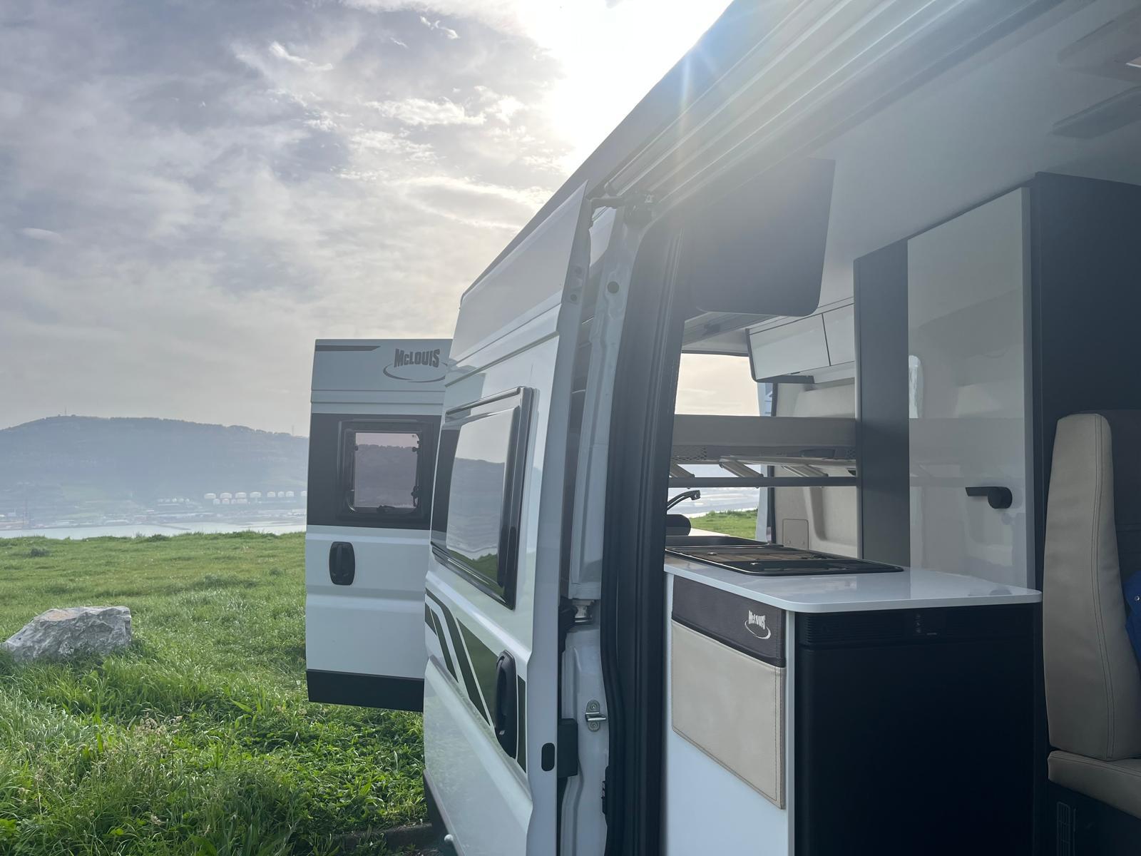 Cocina equipada de la camper de alquiler
