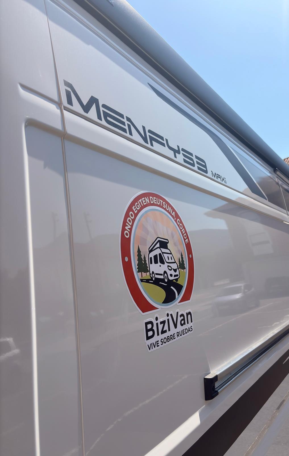 Detalle del rotulado McLouis Menfys 3 Maxi y logo BiziVan
