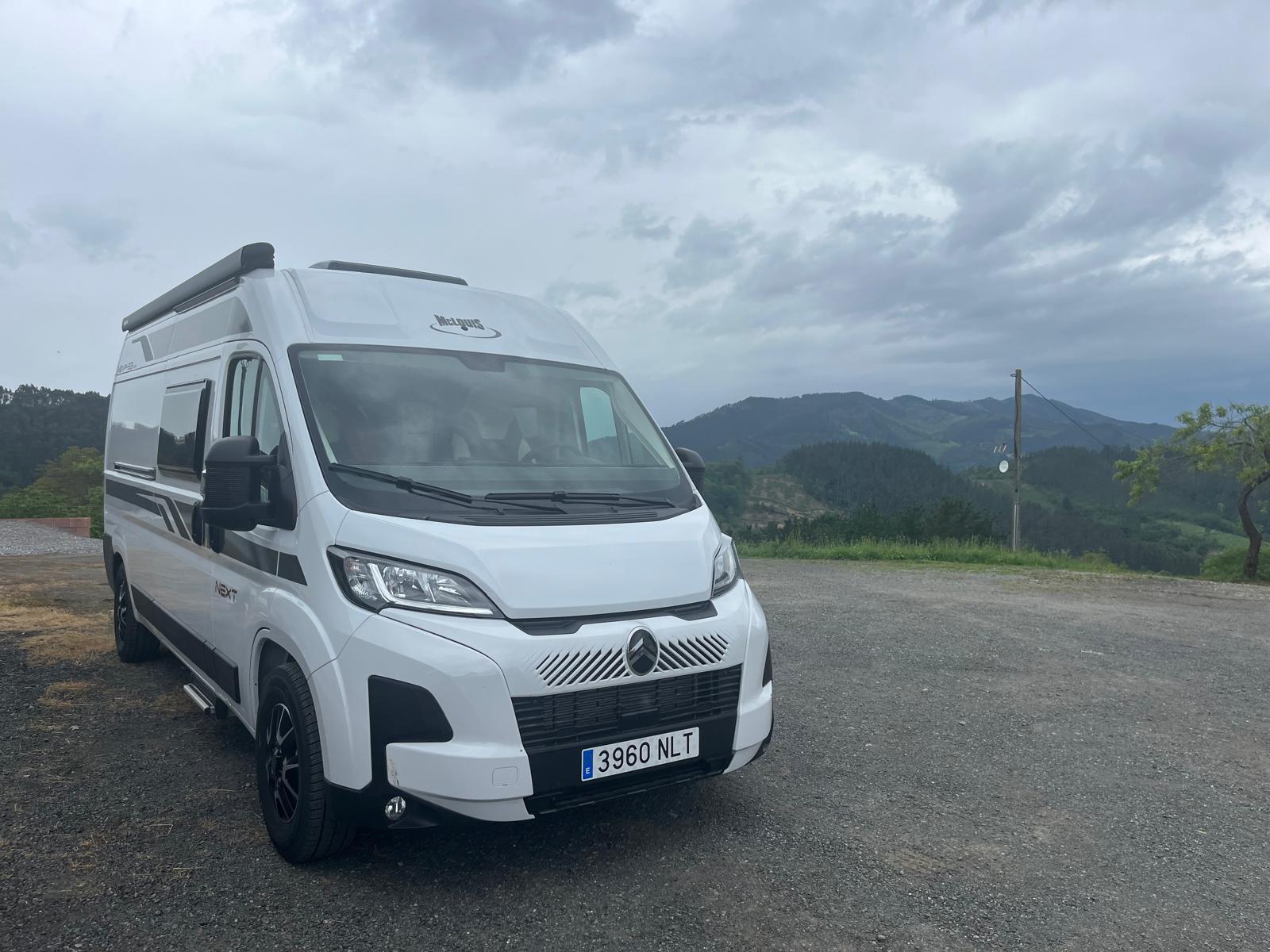 Vista frontal de la camper de alquiler en Bizkaia