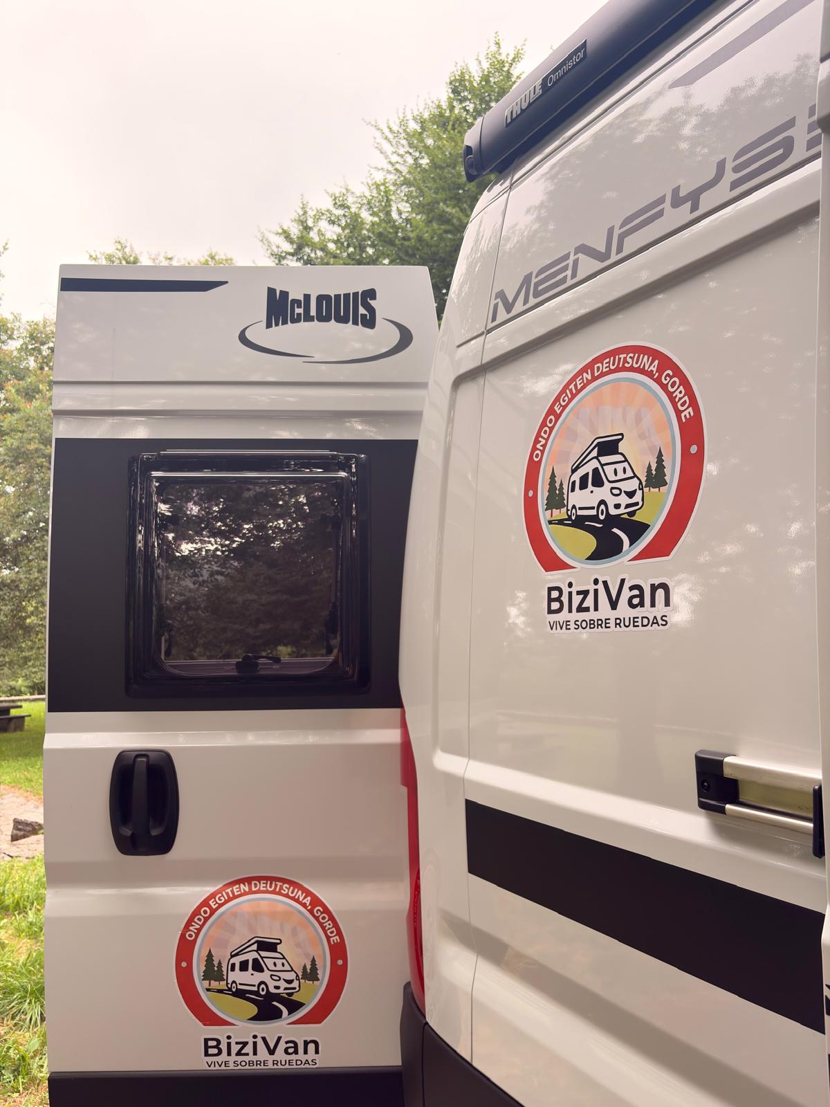 Puertas traseras de la camper BiziVan con logos McLouis